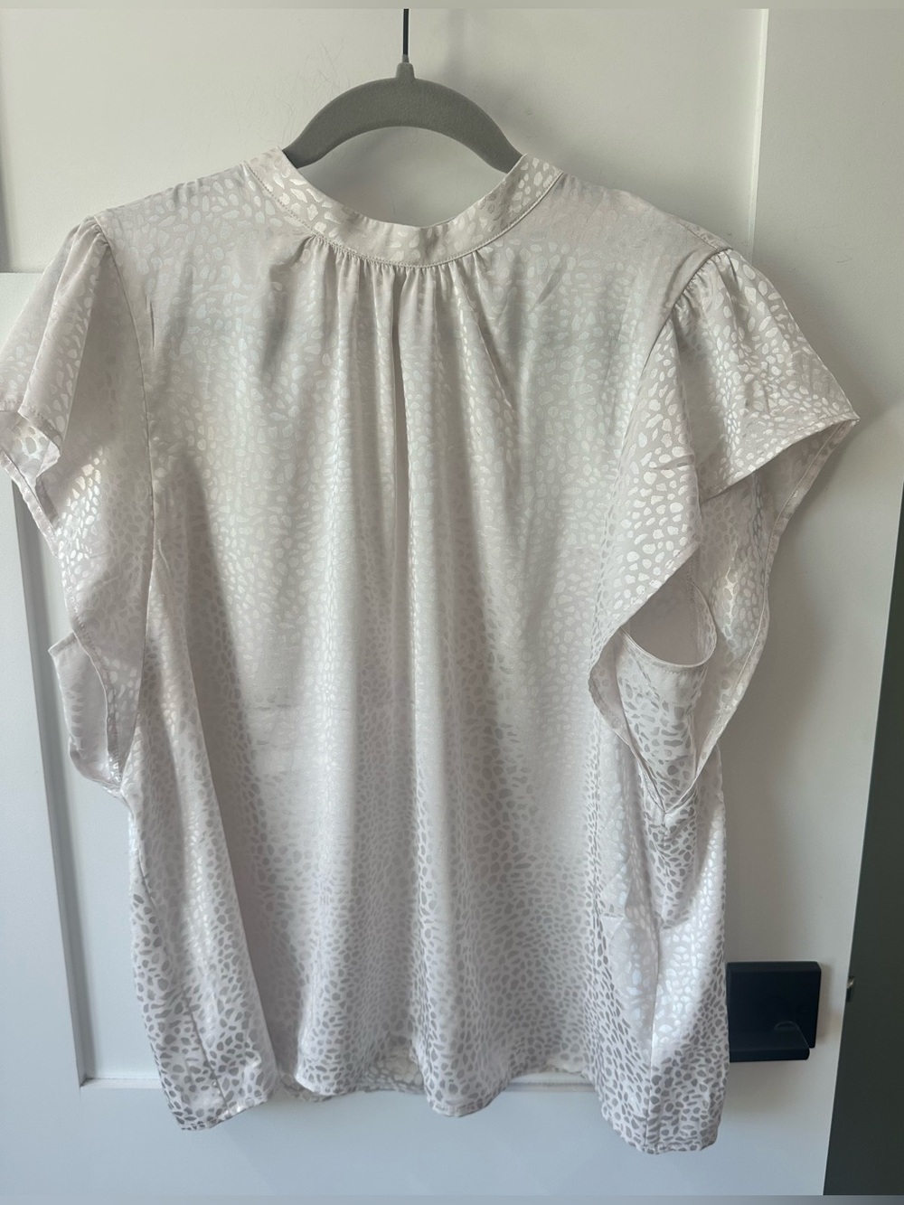 Nine West Animal Print Satin Blouse Women XL Off White Flutter Sleeve Office